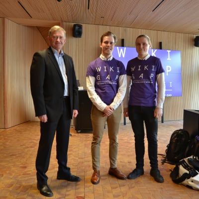 Sveriges ambassadör Anders Ahnlid står tillsammans med två av arrangörerna Jani Haapsaari och Teemu Perhiö.