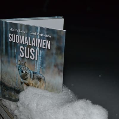 Vuoden luontokirjaksi valittu Suomalainen susi. 
