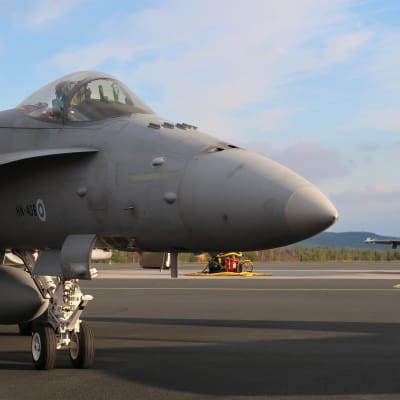 Finska flygvapnets Hornet-plan och svenska flygvapnets JAS 39 Gripen deltog i operationsövningen Ruska 20 vid Lapplands flygflottilj i Rovaniemi, oktober 2020.