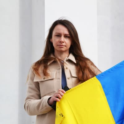 Nadiia Fedorova håller upp en ukrainsk flagga.