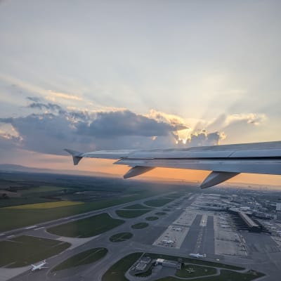 En flygplansvinge ovanför Wiens Flygplats