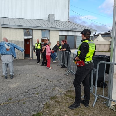 Säkerhetsvakter och besvikna festivalbesökare på Pietarsaari Open Air på Centralplan i Jakobstad.