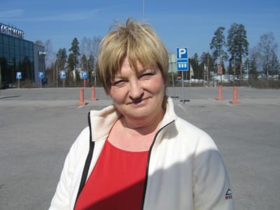 Lojos stadsstyrelseordförande Irene Äyräväinen vid en parkeringsplats.