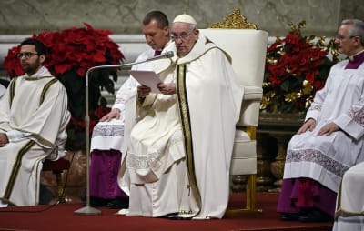 Påven talar på julnattsmässan i Vatikanen.