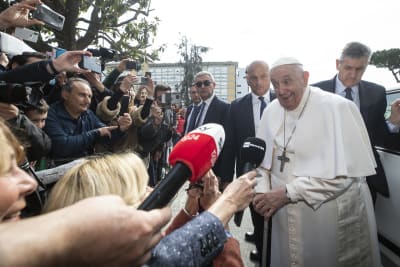 Påve Franciskus skämtade med journalister då han lämnade Agostino Gemelli-sjukhuset i Rom på lördagen.