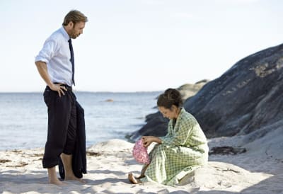 Thomas (spelad av Jakob Cedergren)  och Nora (Alexandra Rapaport) på stranden i Sandhamn.