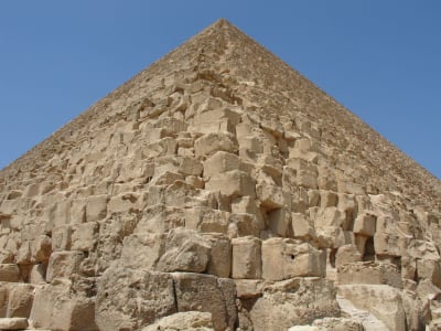 Cheopspyramiden sedd nedifrån, från ett av hörnen.