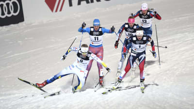 Stina Nilsson och Natalia Matvejeva krockar, VM-sprintsemifinal, Lahtis 2017.