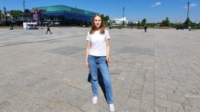 Tiffany Romar står utanför centrumbiblioteket i Helsingfors.