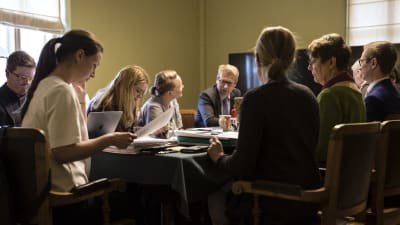 En grupp människor har samlats kring ett bord för regeringsförhandlingar i Ständerhuset.