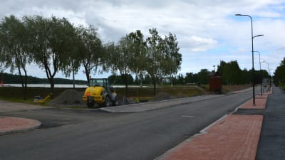På bilden synns Strandvägen i Lovisa som just blivit så pass klar att bara asfalten fattas. En gul arbetsmaskin synns också.