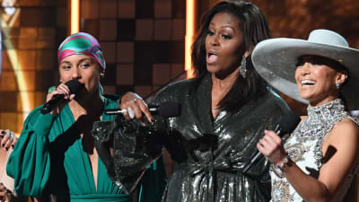 Bild från Grammy galan med värden Alicia Keys, före detta presidentfru Michelle Obama och sångaren Jennifer Lopez.
