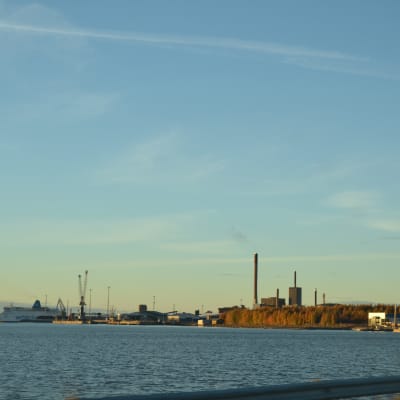 Vy över Vasklot hamn i Vasa.