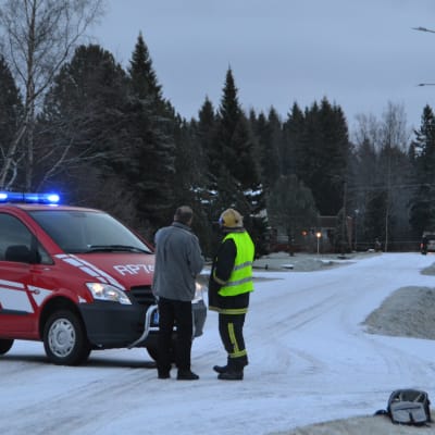 Brandman och civilperson på Silverbergsvägen