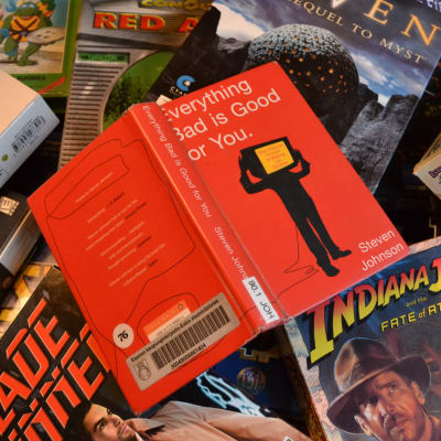 Steven Johnsons bok Everything Bad is Good for You, samt ett antal datorspel.
