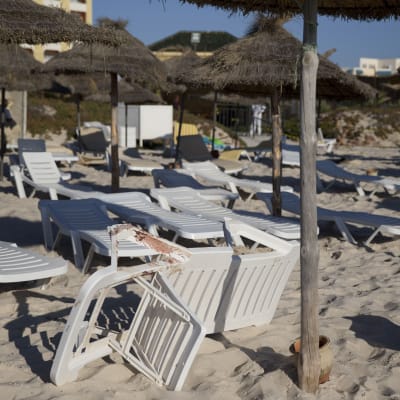 Blodfläckar på en omkullvält solstol efter massakern i Sousse den 26 juni 2015.