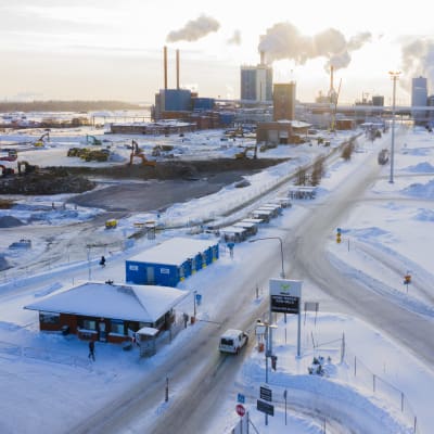 Ilmakuva Metsä Fibren Kemin sellutehtaan pääportista.