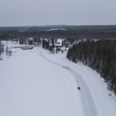 Hannu Korkiala, Henry Leinonen ja Markku Savolainen retkiluistelemassa Vuottolahdella.