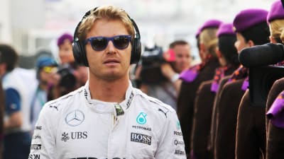 Nico Rosberg med solglasögon och hörlurar. Ser cool ut.