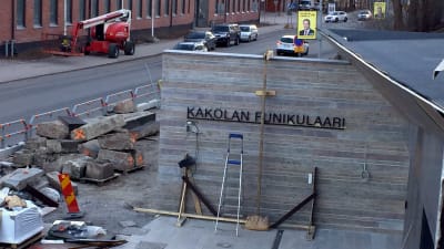 En skylt med texten Kakolan funikulaari invid nya bergbanan i Åbo.
