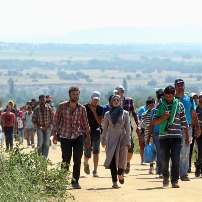 Flyktingar korsar gränsen mellan Makedonien och Serbien 2015.