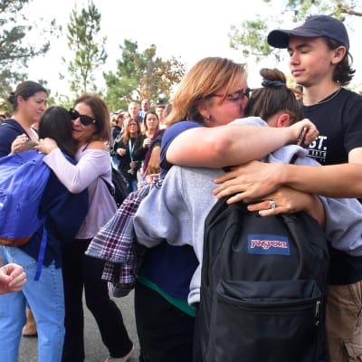 Elever och anhöriga tröstar varandra i Santa Clarita efter en skolskjutning den 14 november 2019.