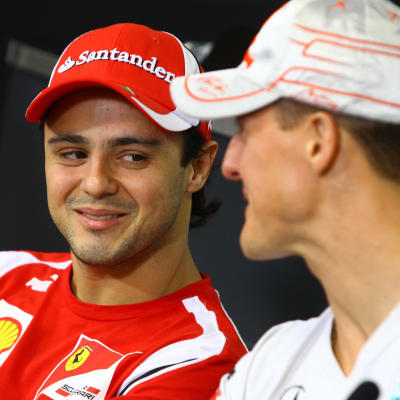 Felipe Massa ler mot Michael Schumacher.