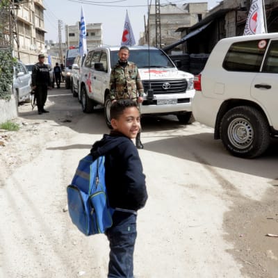 Syrisk pojke vid Röda Korset hjälpkonvoj i östra Ghouta. 