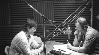 Suomen yöradio aloitti lähetyksensä 1.6.1987 klo 00.05 viettämällä avajaisia kutsuvieraineen Pasilassa M 1-studiossa.