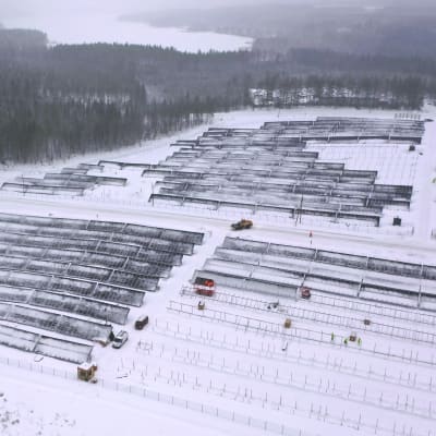 Ilmakuva rakenteilla olevan SunSulkava-aurinkosähköpuiston alueesta tammikuussa 2023.