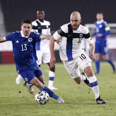 Teemu Pukki rymmer iväg från en bosnisk spelare.