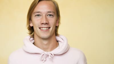 Man i vit tröja.