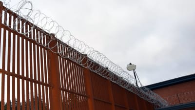 Staket med taggtråd och kameraövervakning vid fängelset i Vanda.