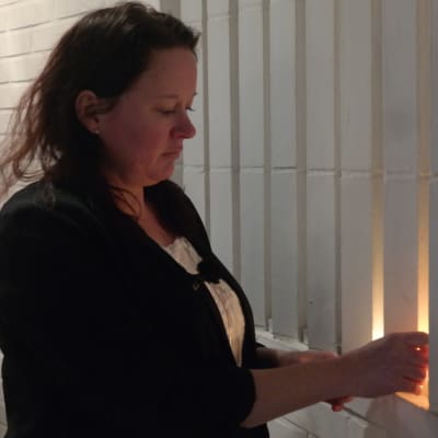 Johanna Sjöberg tänder ljus i ett begravningskapell