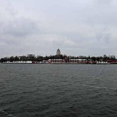 En bild på en ö i havet.