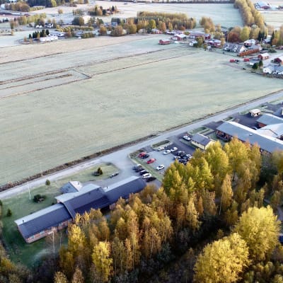 Tomten mittemot Pedersheim i Bennäs där kommundirektör Stefan Svenfors föreslår att nya Bennäs-Östensö skola ska byggas.