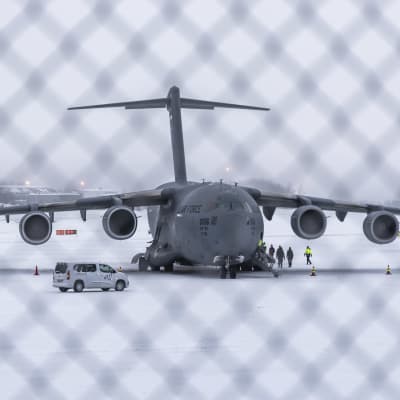 Yhdysvaltainen Boeing C-17 Globemaster III -rahtikone Rovaniemen lentokentällä.