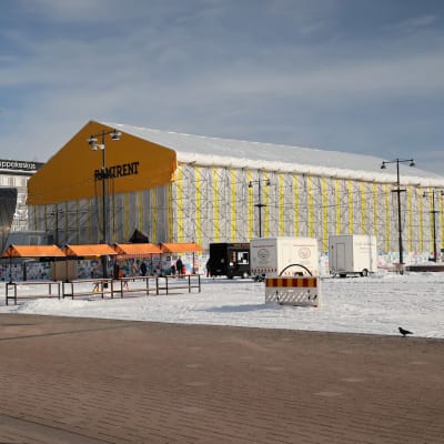 Uuden kauppahallin telttaan pakattu rakennustyömaa Joensuun torilla.