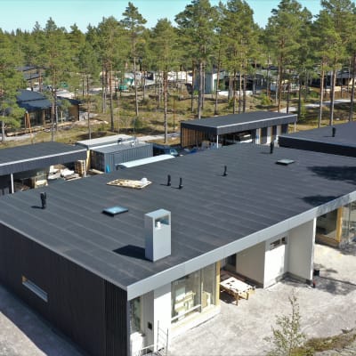 Asuntomessutaloja Naantalin Luonnonmaalla.