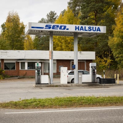 SEO:n kylmäasema. Valkoinen auto tankilla. 