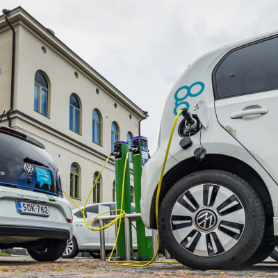 Sähköautojen latauspaikka Jyväskylän kaupungintalon parkkipaikalla.