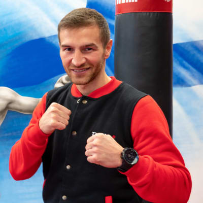 Kuvassa on Edis Tatli