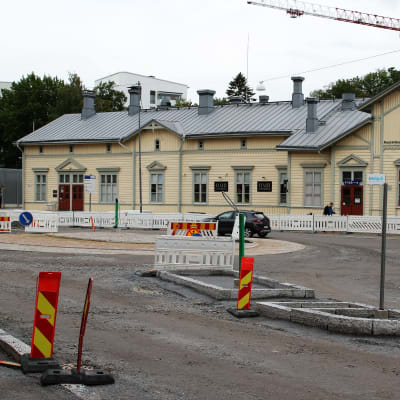 Vaasan rautatieaseman edustalle valmistuva kiertoliittymä, joka kaipaa asfaltointia.