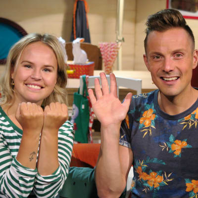 Malin Olkkola och Jonathan "Jontti" Granbacka i BUU-studion
