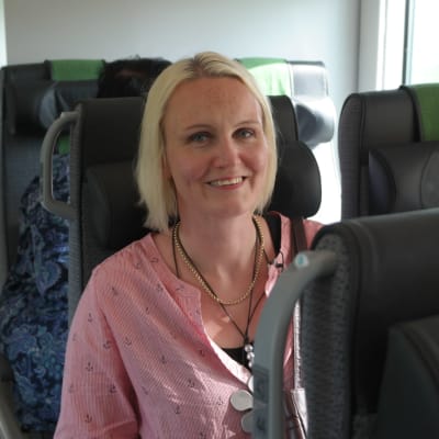 Tågpendlaren Linnea Henriksson sitter i en tågkupé