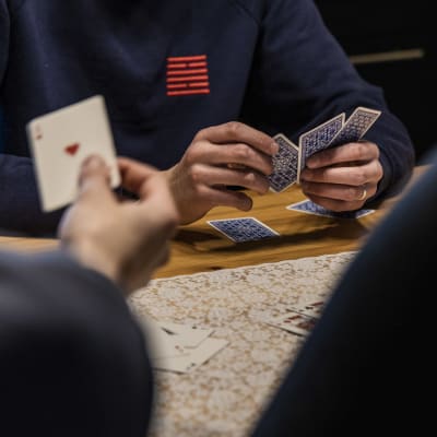 Unga spelar kort i ett fosterhem i Torneå.