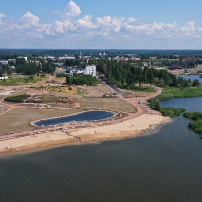 Oolanninpuistoa yläilmoista, oikealla Jänis-saari, taustalla Haminan suurlippu