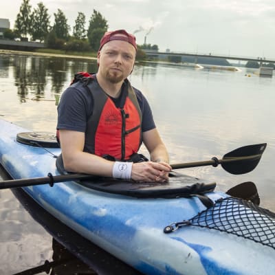 Ohjaaja, käsikirjoittaja, tuottaja ja yrittäjä Teemu Hostikka kanootissa.