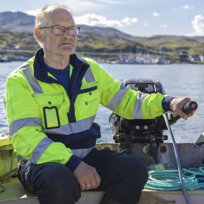 Pykeijalainen kalastaja Leif Ingilä veneellään vesillä.