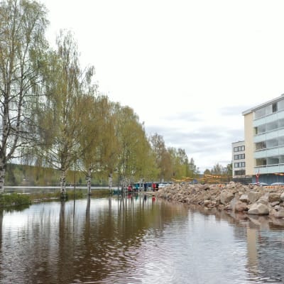 Tukkihaminan taloyhtiö Rovaniemen keskustassa on varautunut tulvaan uppopumpuin ja suojavallein